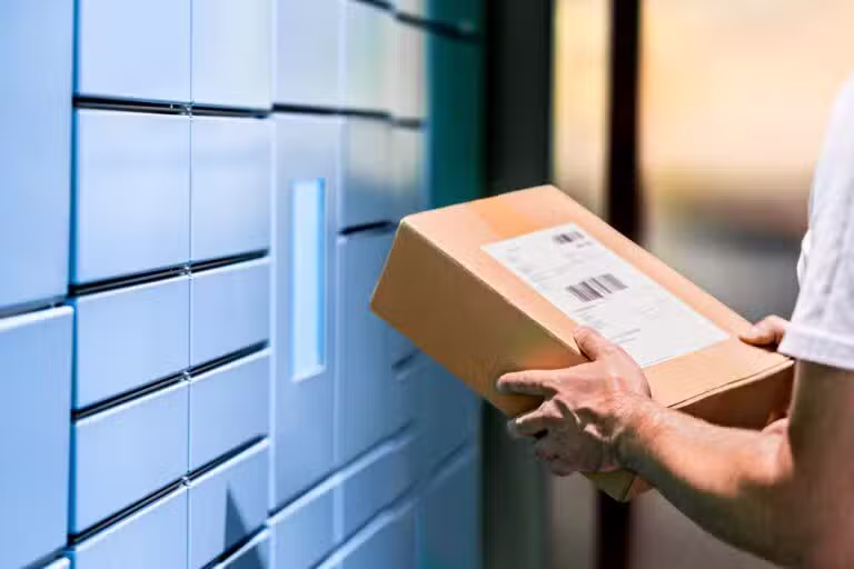 Entregador, pacote, encomenda