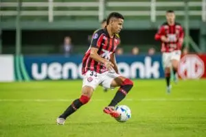Vitória amplia vantagem para 3 x 0 sobre Athletico-PR em jogo decisivo pela Copa do Brasil