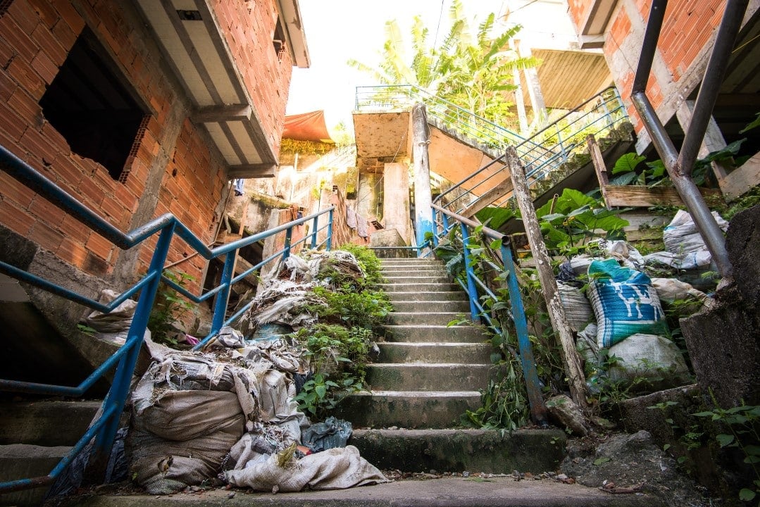 Escadaria da favela no Rio de Janeiro