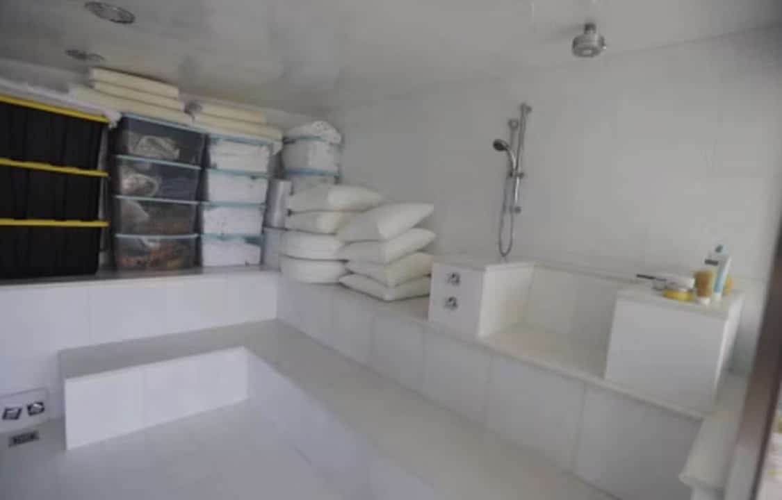 Espaço de banho na residência de Jeffrey Epstein