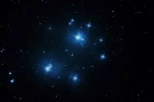 Ny studie på R Doradus avslöjar att kosmiskt stoft inte driver vindar från jättestjärnor