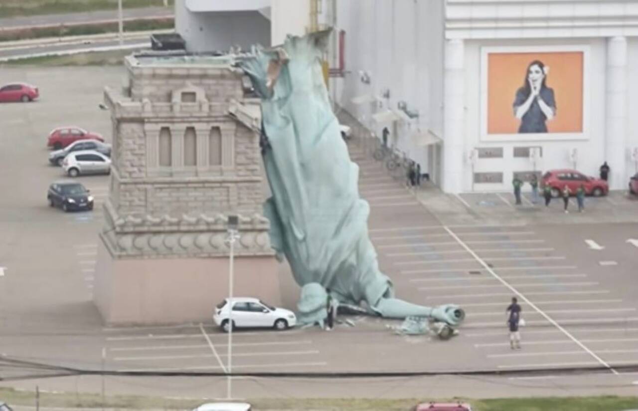 Wind gusts above 90 km/h knock down a replica of the Havan Statue of Liberty in Guaíba (RS)