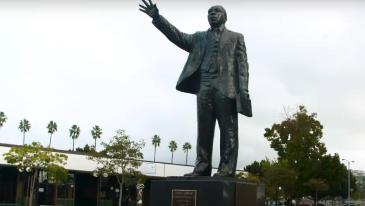 Estátua em homenagem a Martin Luther King Jr. no King Park, em Long Beach