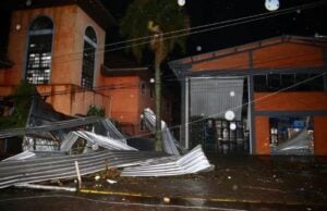Temporal com ventos acima de 100 km/h destelha igreja e casas em Flores da Cunha e Antônio Prado no Rio Grande do Sul