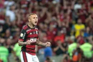 Cruzeiro planeja investida por Everton Cebolinha e aguarda venda de zagueiro para fechar negócio