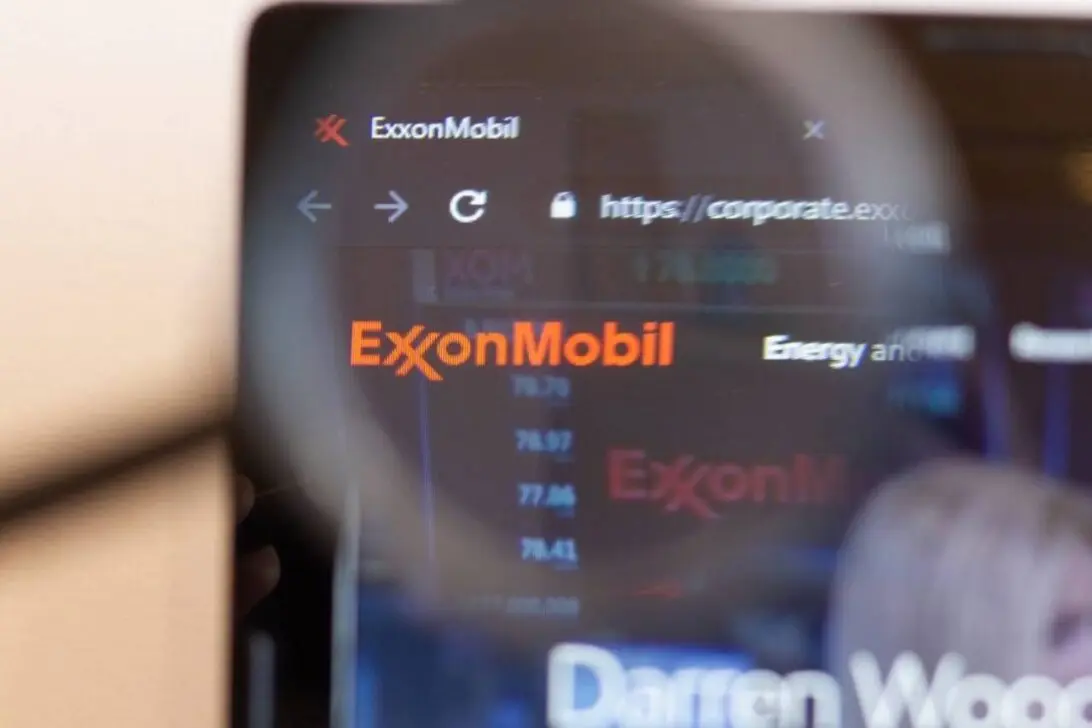 Les actions américaines restent stables grâce à la force d’Exxon et à la faiblesse de l’AutoZone avant la décision sur les devises
