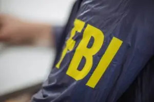 FBI-agenter söker igenom Alberto Carvalhos fastigheter och skapar spänningar i Los Angeles