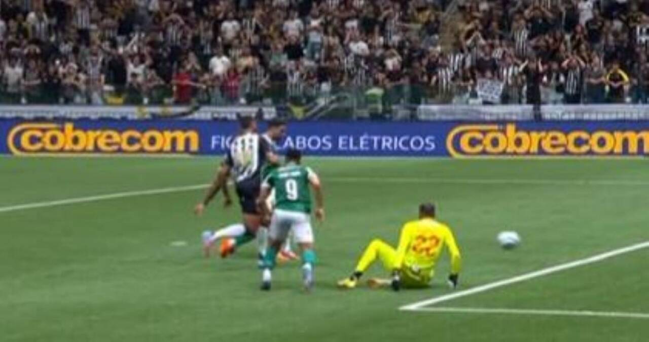 Palmeiras abre vantagem com gol de Flaco López no rebote de chute de Vitor Roque contra Atlético-MG no Brasileirão