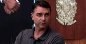 Flávio Bolsonaro, ev hapsinde bankacı Daniel Vorcaro ile görüşmesinin siyasi krize yol açtığını itiraf etti