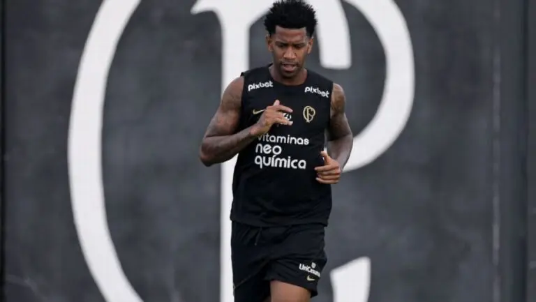 Gil durante treino do Corinthians