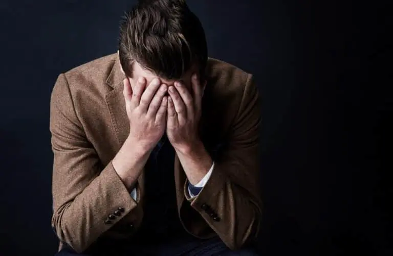 Homem com as mãos na cabeça, triste