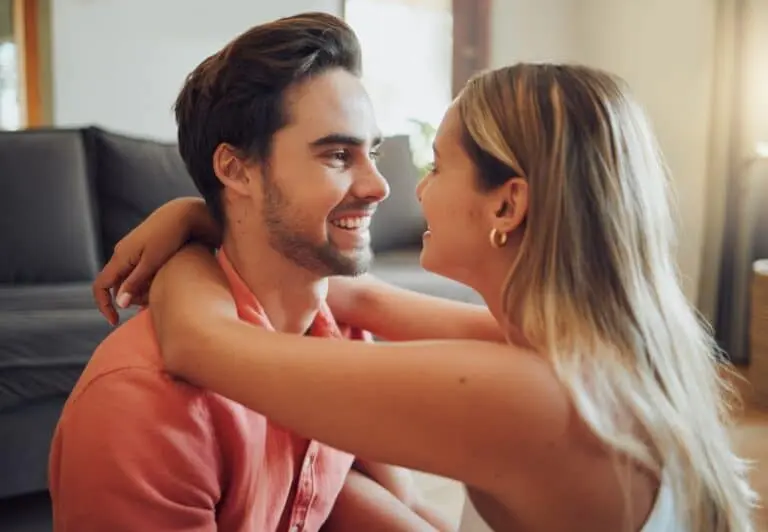 Homem e mulher abraçados, casal