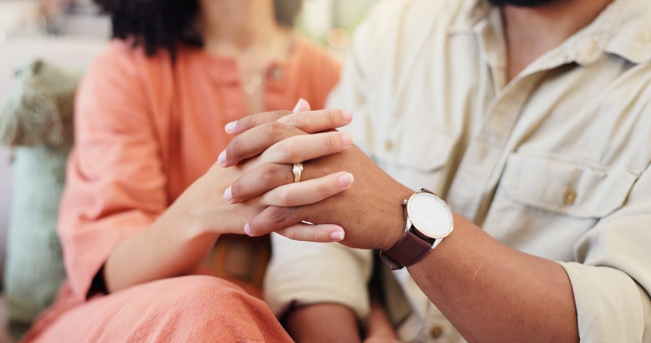 Homem e mulher de mãos dadas, casal