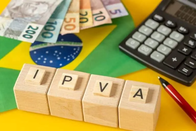 IPVA. notas de dinheiro, calculadora