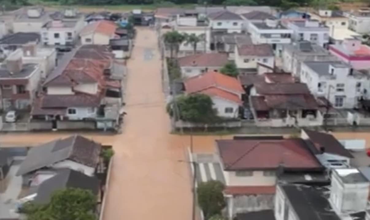 Imagens de drone mostram ruas de Palhoça.