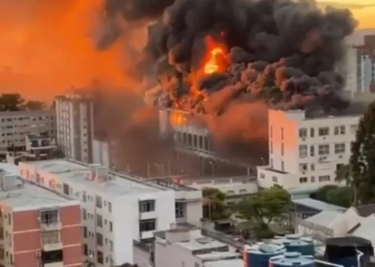 Incêndio no Colégio Marista em Santa Maria SP