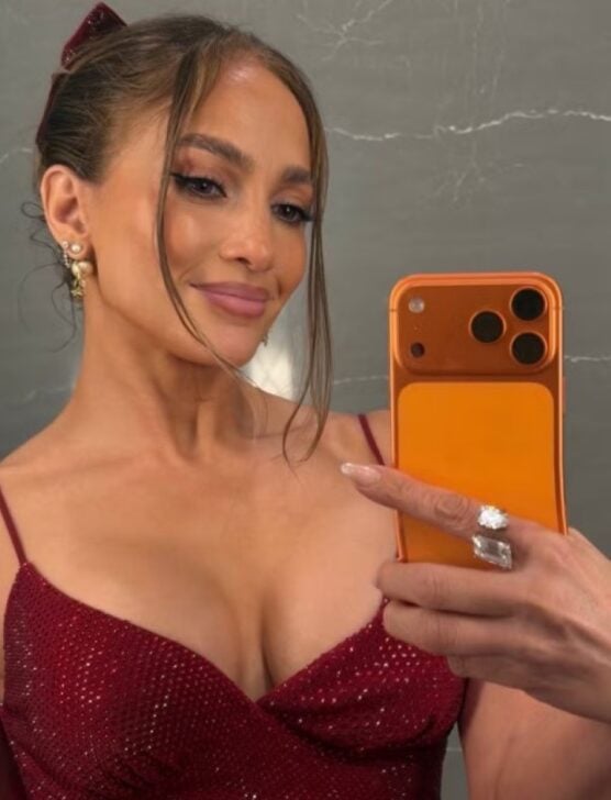 Jennifer Lopez posta selfie e detalhe de telefone chama atenção
