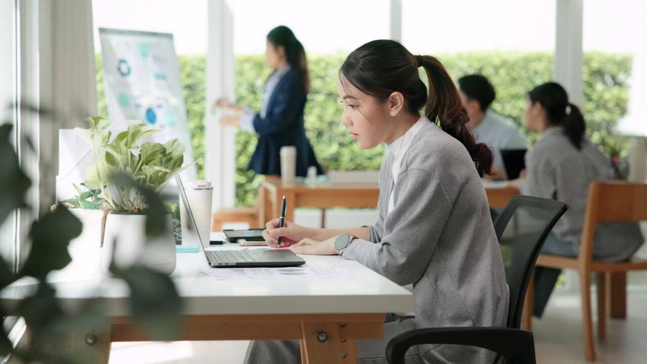 Jovens trabalhando, reunião, conceito de geração Z no ambiente de trabalho