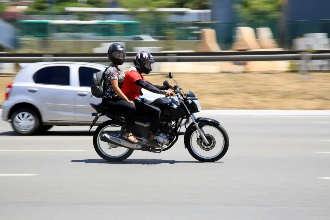 Motociclista e garupa, mototaxi