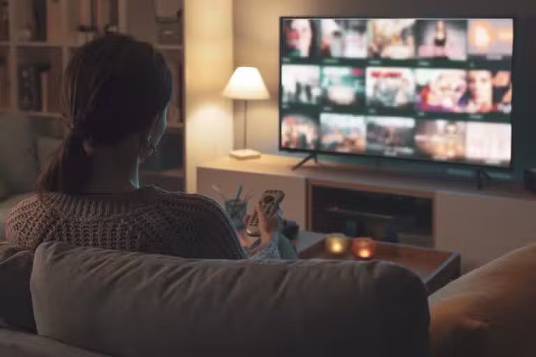 Mulher com controle remoto, Tv, televisão