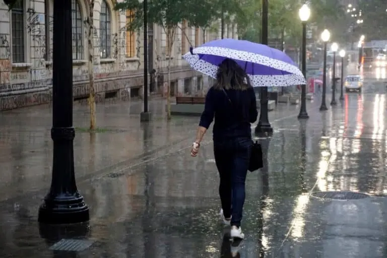 Mulher com guarda-chuva, chuva