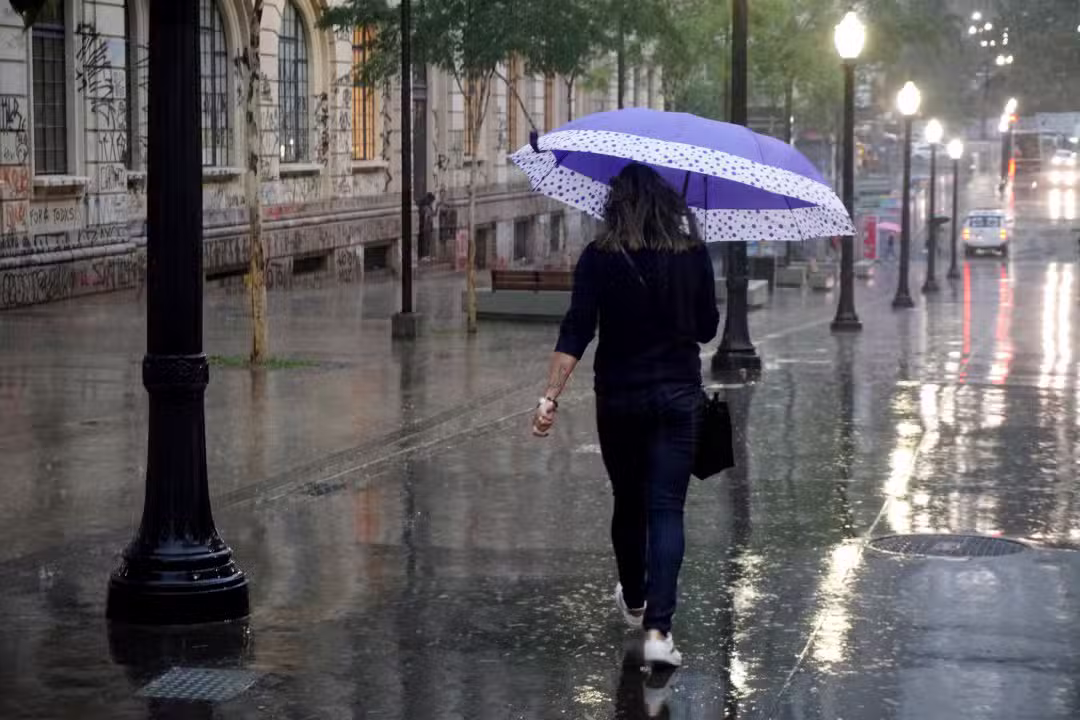 Mulher &mu;&epsilon; &omicron;&mu;&pi;&rho;έ&lambda;&alpha;, &beta;&rho;&omicron;&chi;ή