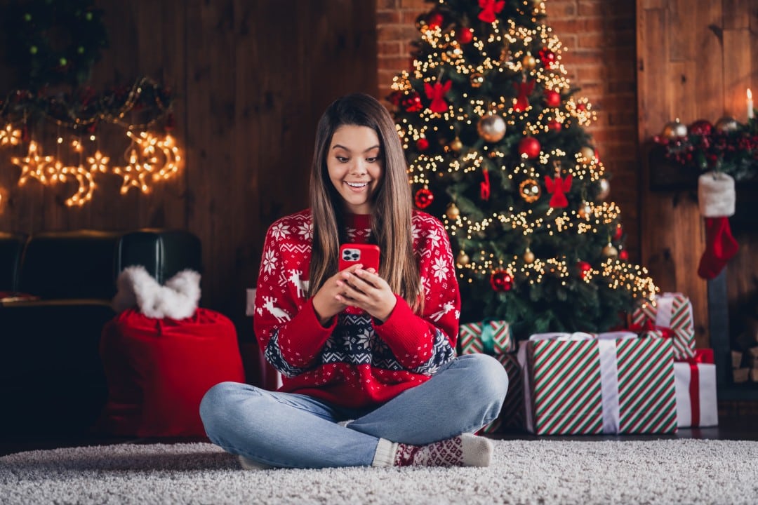 Mulher em noite de Natal no celular, Natal