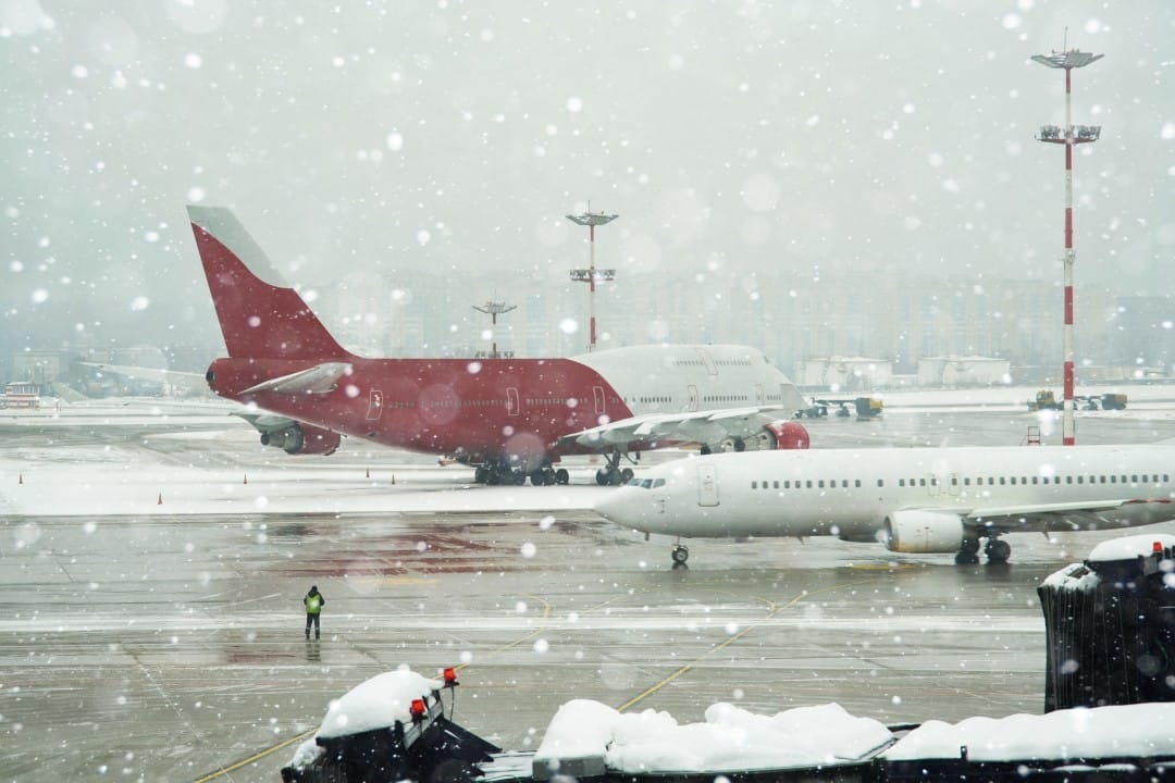 Nevasca, aeroporto com neve, tempestade de inverno