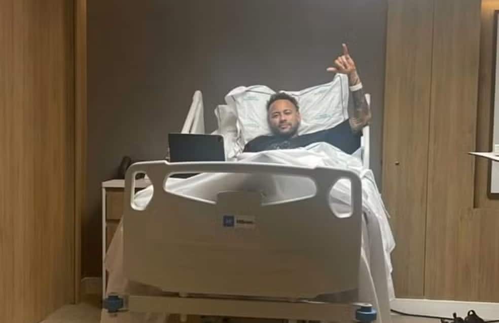 Neymar em hospital antes de cirurgia