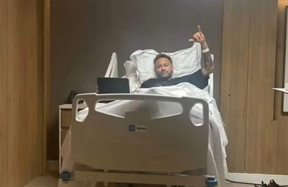 Neymar em hospital antes de cirurgia