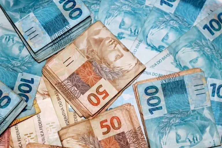 Notas de cem e cinquenta reais