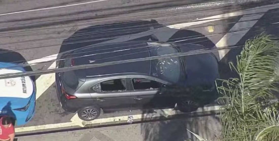 O carro onde estava a vítima, com marcas dos tiros