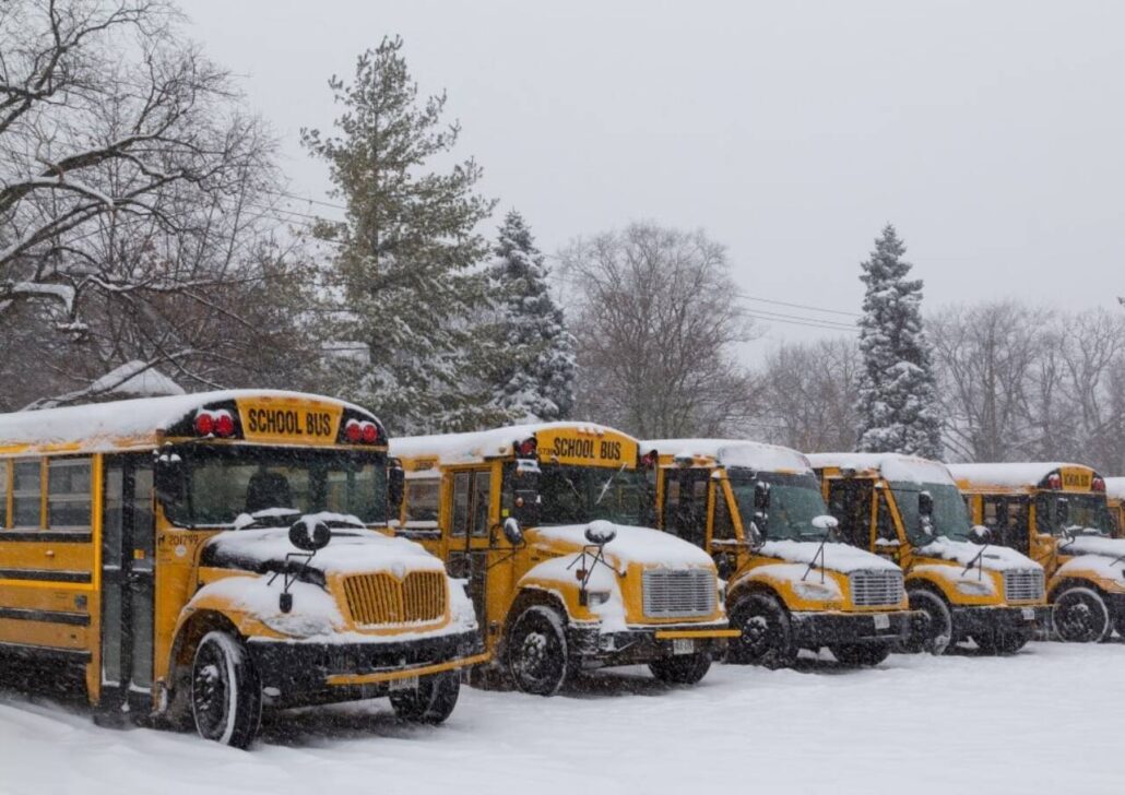 Ônibus escolar cobertos de neve