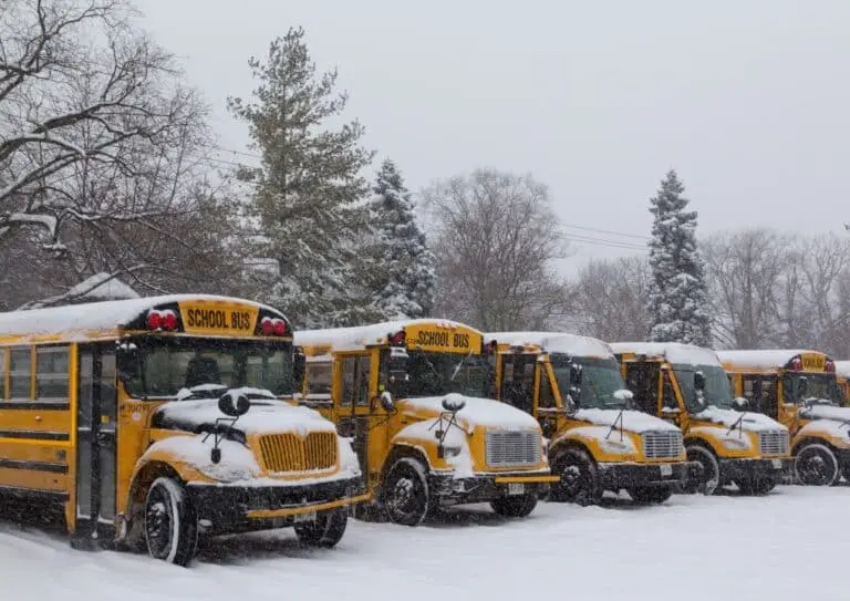 Ônibus escolar cobertos de neve