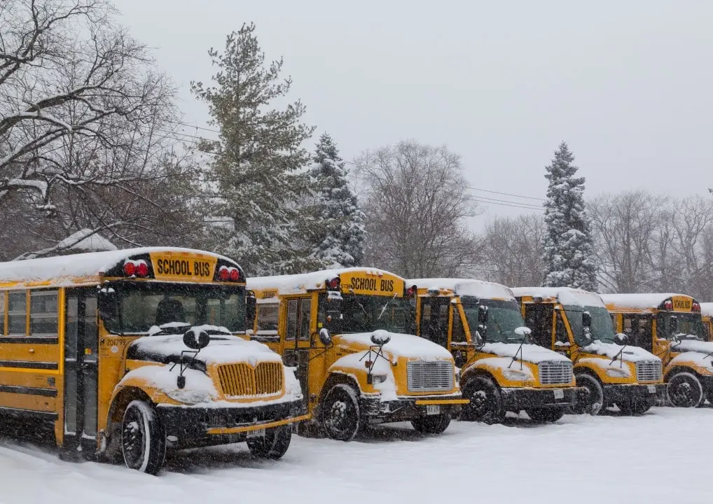 Ônibus escolar cobertos de neve
