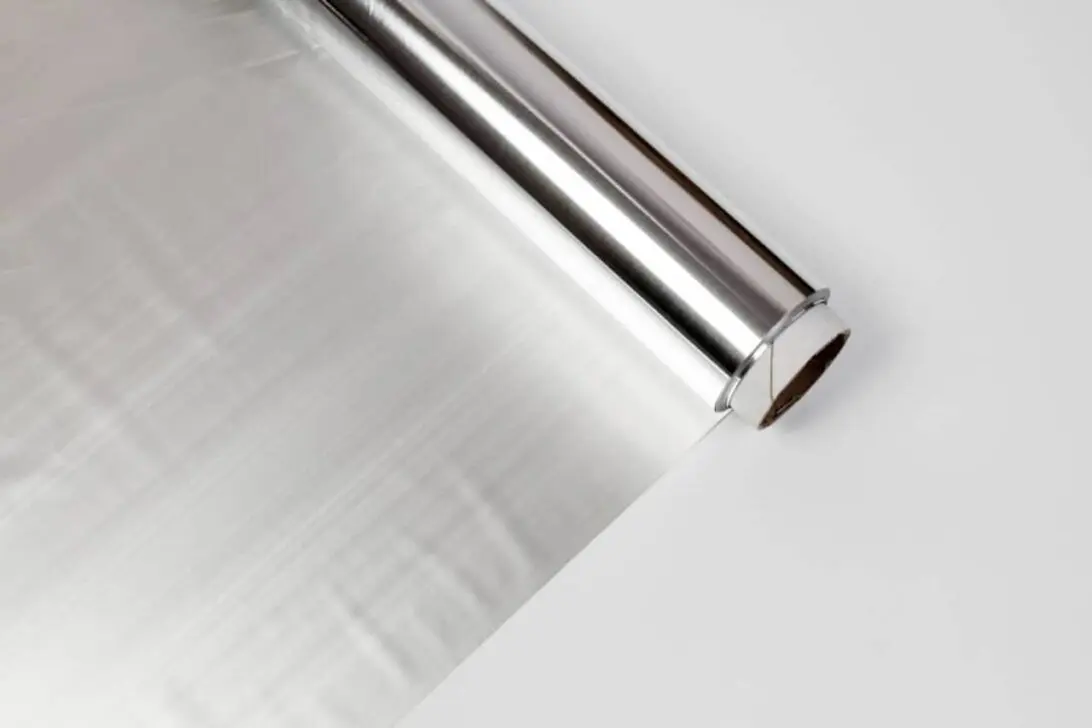 Trik dengan aluminium foil membersihkan jalur jendela geser dan meningkatkan kemudahan geser