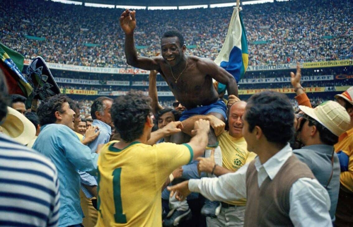 Pelé comemora o título da Copa do Mundo de 1970