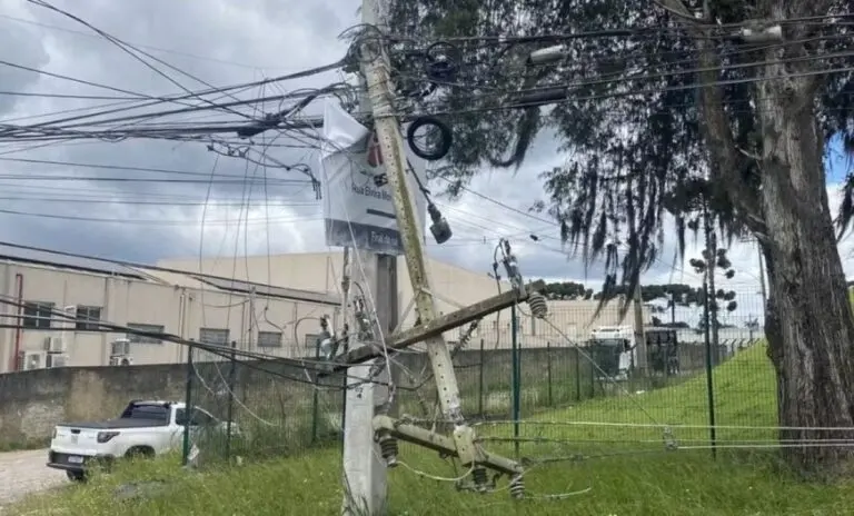 Poste danificado pelo vento em São José dos Pinhais