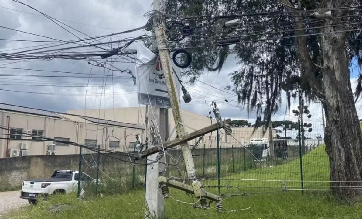 Poste danificado pelo vento em São José dos Pinhais