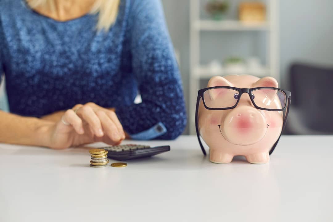 Poupança, calculadora, moedas