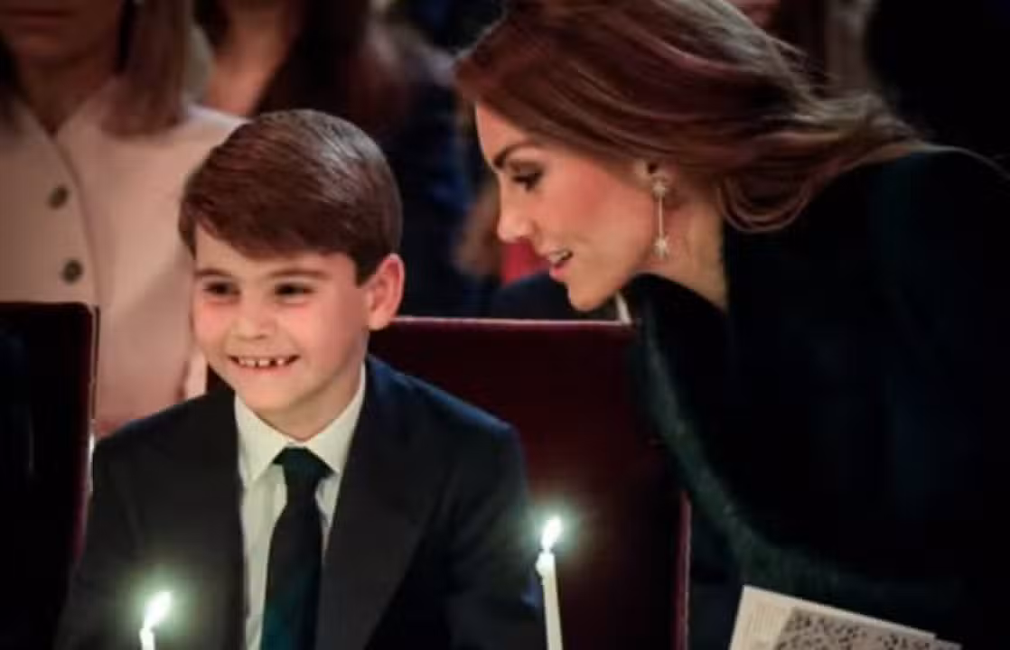 Príncipe Louis com sua mãe princesa Kate Middleton
