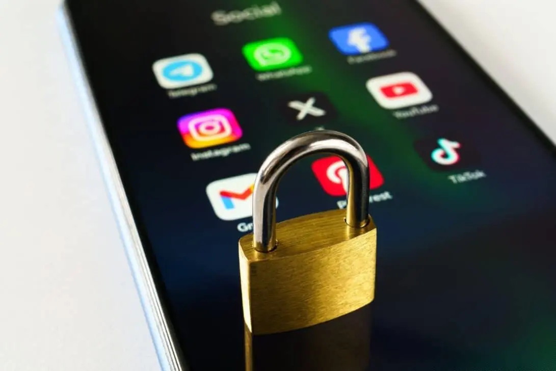 Proibição Rede Social, Celular Cadeado