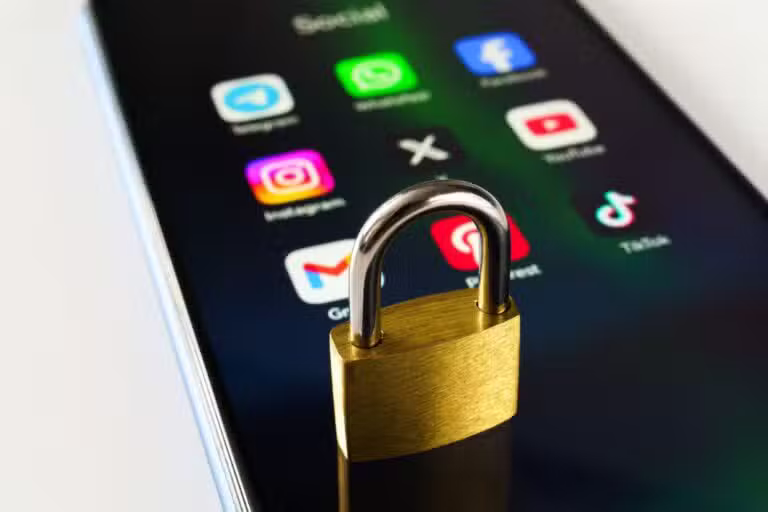 Proibição Rede Social, Celular Cadeado