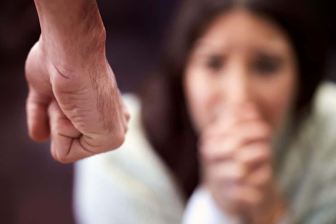Punho fechado, mulher assustada, conceito de violência