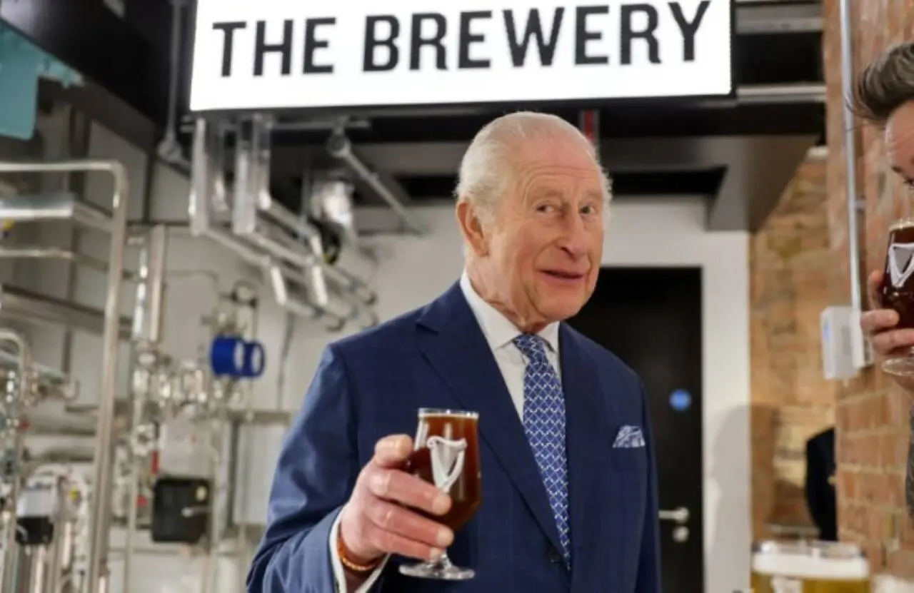 Rei Charles II inaugura Guinness Open Gate