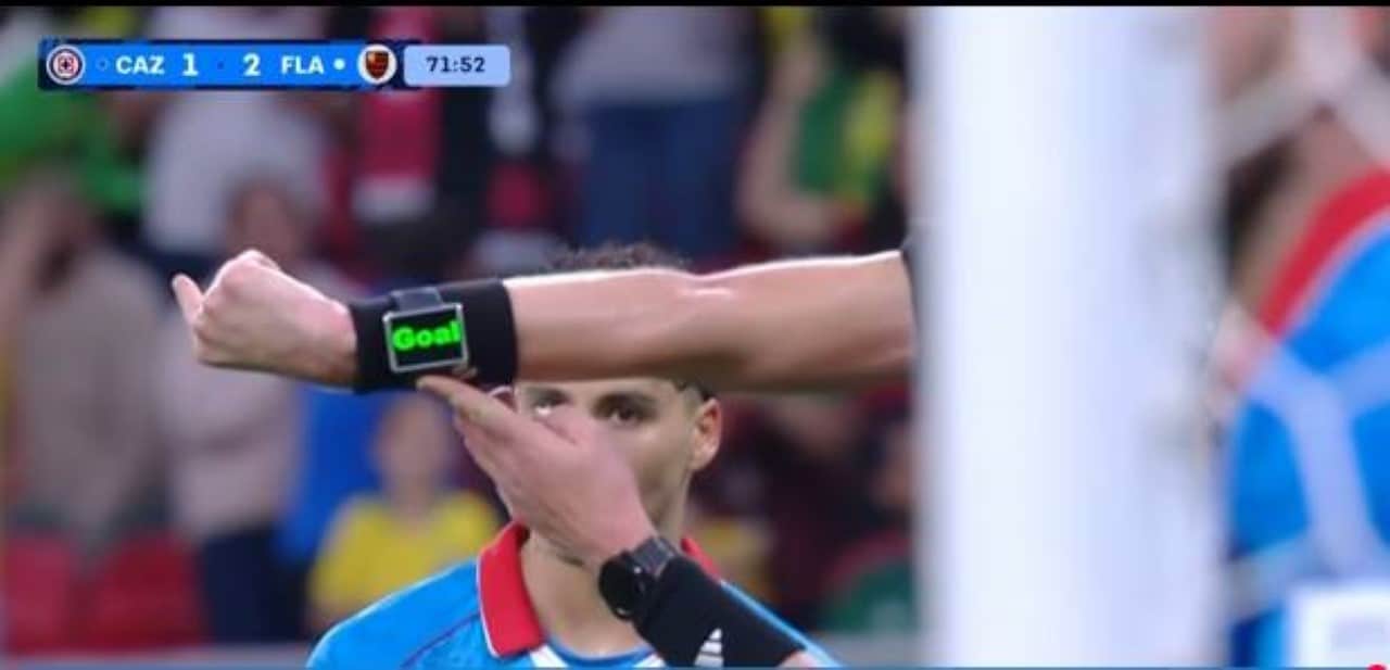 Relógio do árbitro confirma gol de Arrascaeta