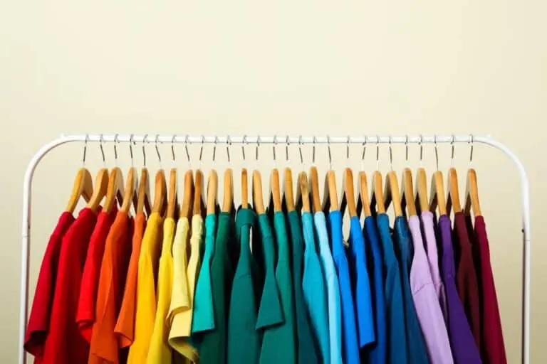 Roupas coloridas no cabide