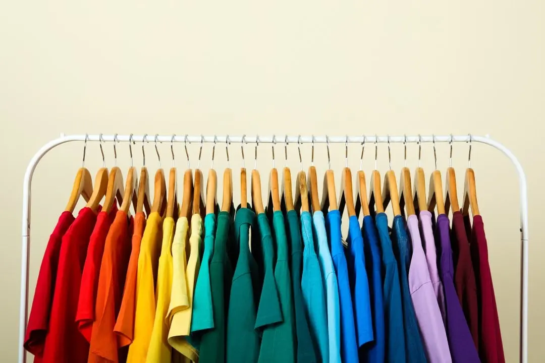 Roupas coloridas no cabide