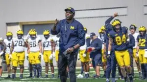 Die frühere Michigan-Trainerin Sherrone Moore wurde wegen unangemessener Beziehung entlassen und wegen Hausfriedensbruch und Stalking verhaftet