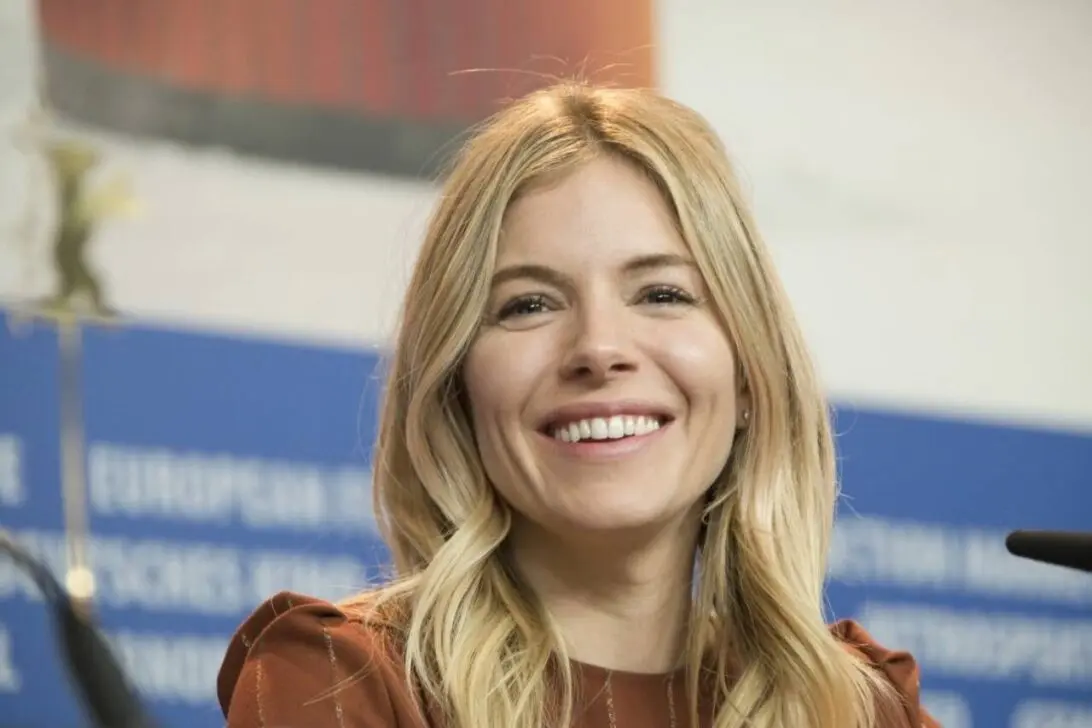 Sienna Miller pokazała ciążowy brzuszek z trzecim dzieckiem podczas gali Fashion Awards 2025 w Londynie